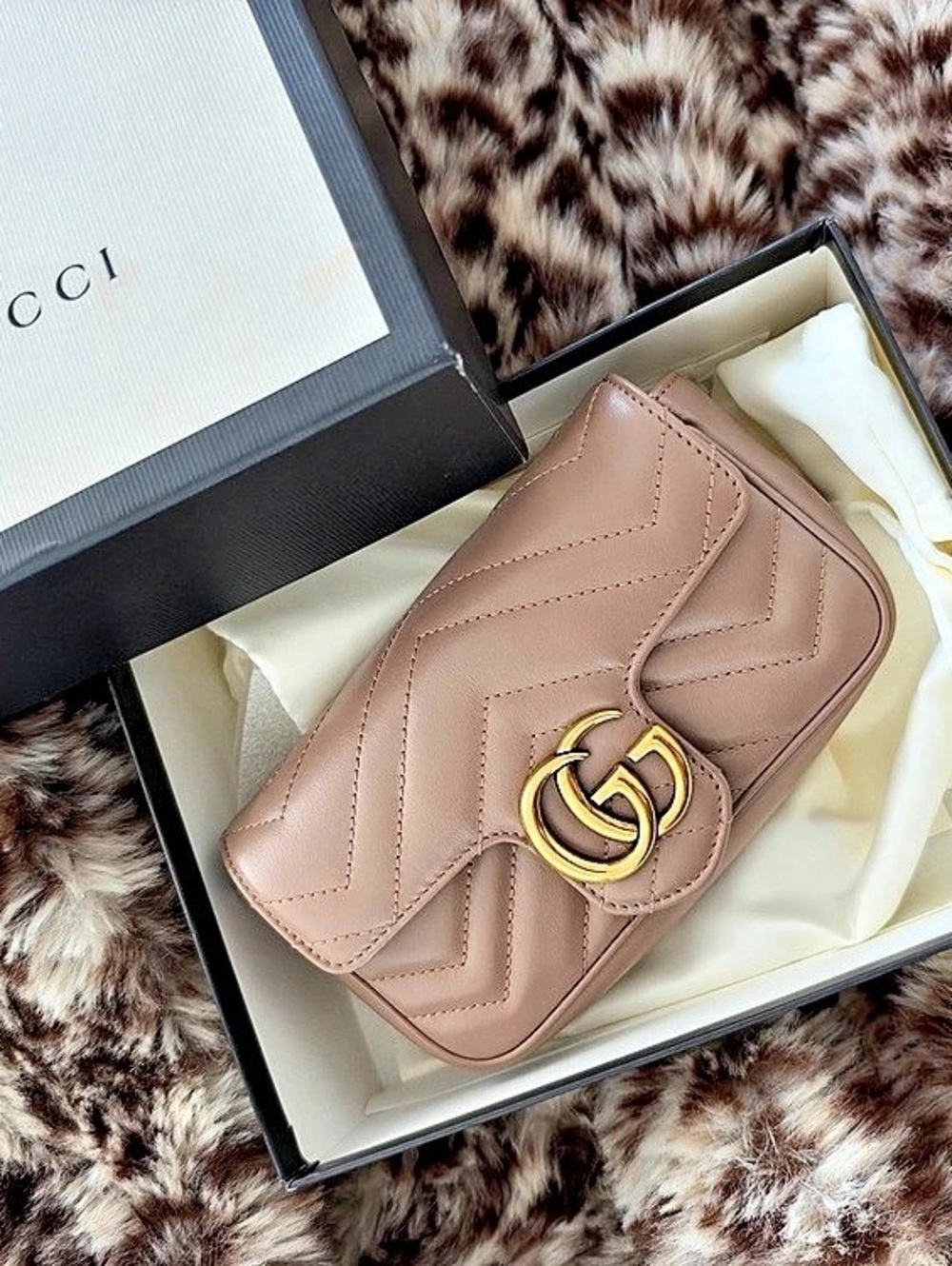 Gucci GG Marmont Matelassé Super Mini Bag